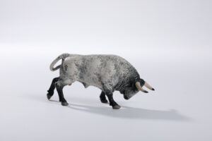 Animales de juguete | Animales de Coleccionismo | Meskebous NUEVO Toro Embistiendo Ensabanado Careto Bocinegro