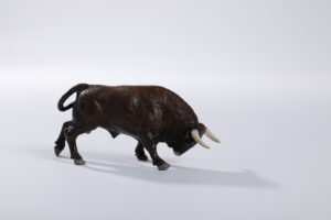 Animales de juguete | Animales de Coleccionismo | Meskebous NUEVO Toro Embistiendo Retinto Bocidorado