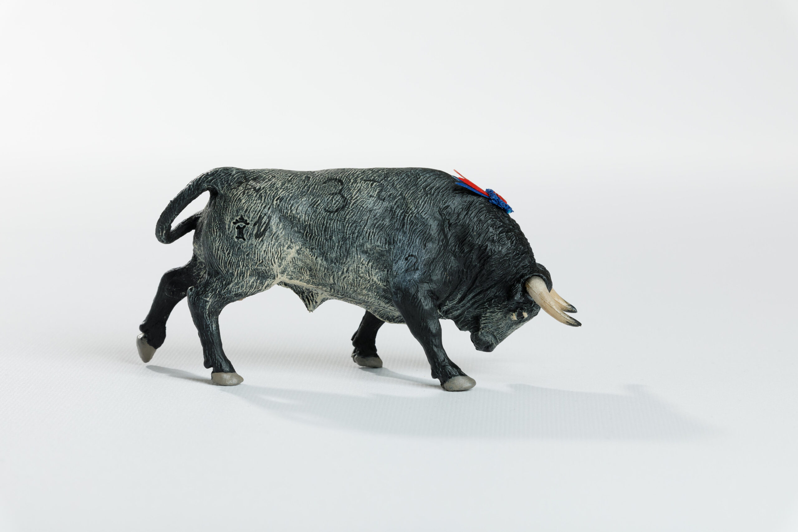 Toro Embistiendo Cobradiezmos - Miniaturas y Juguetes taurinos hechos a  mano